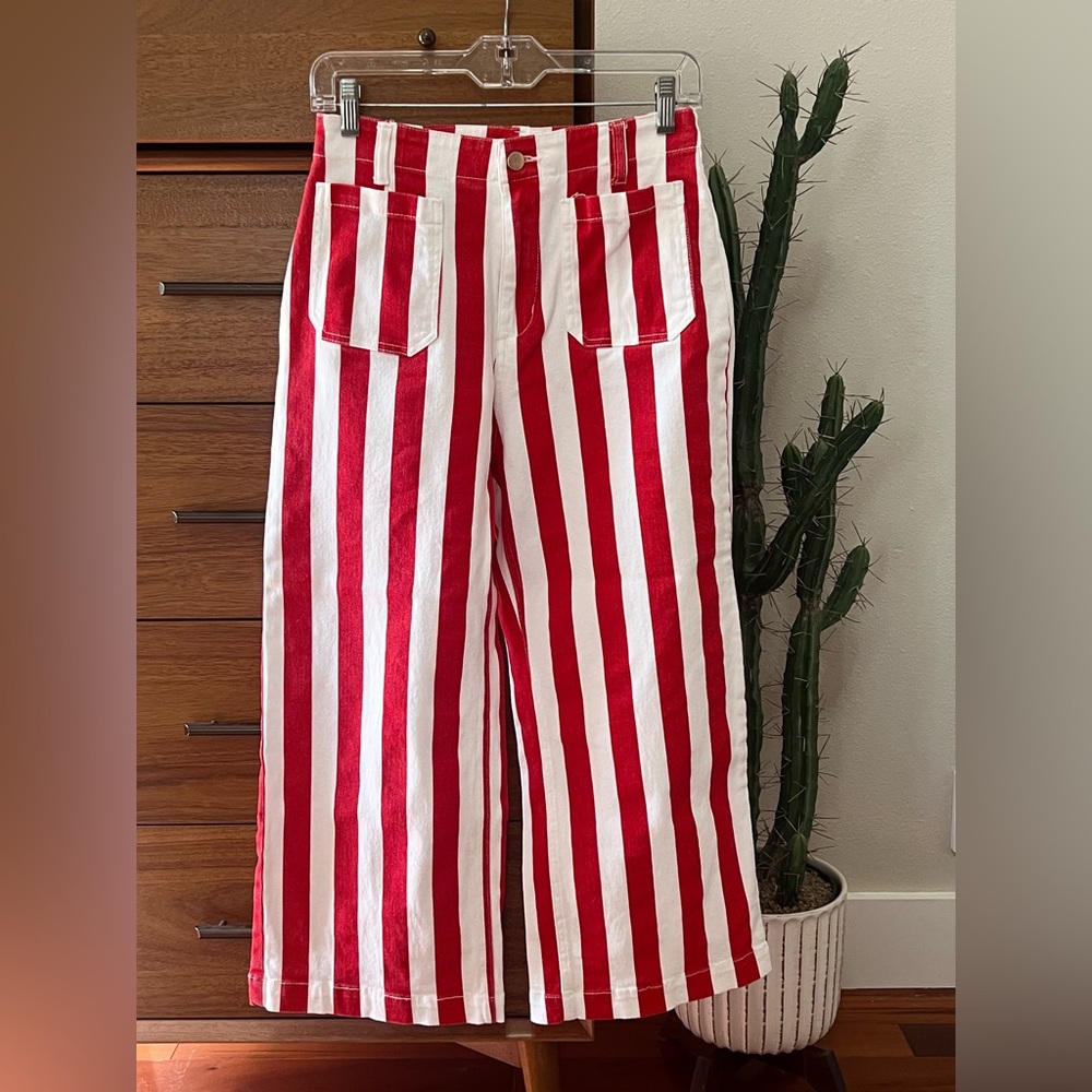 Red and white striped cropped stretch pants